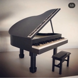 Piano con frase personalizada